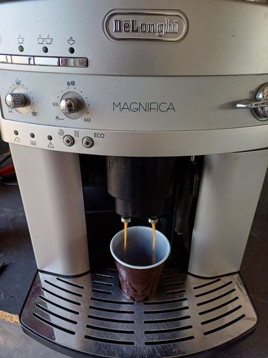 2 aparate de cafea Delonghi Magnifica Cappuccino