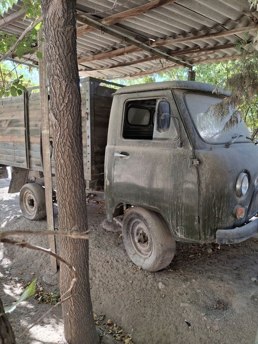 УАЗ sotiladi holati yaxshi metani bor