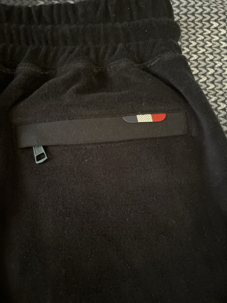Уникални къди панталони moncler