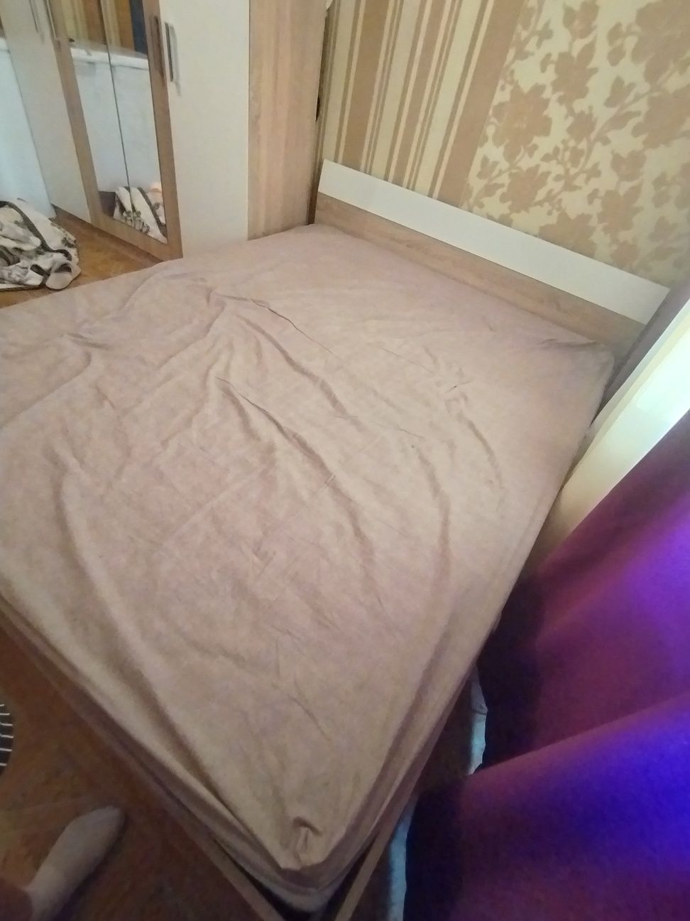 Продам кровать двухспальную и две тумбочки. Екіадамдық төсек сатамын.