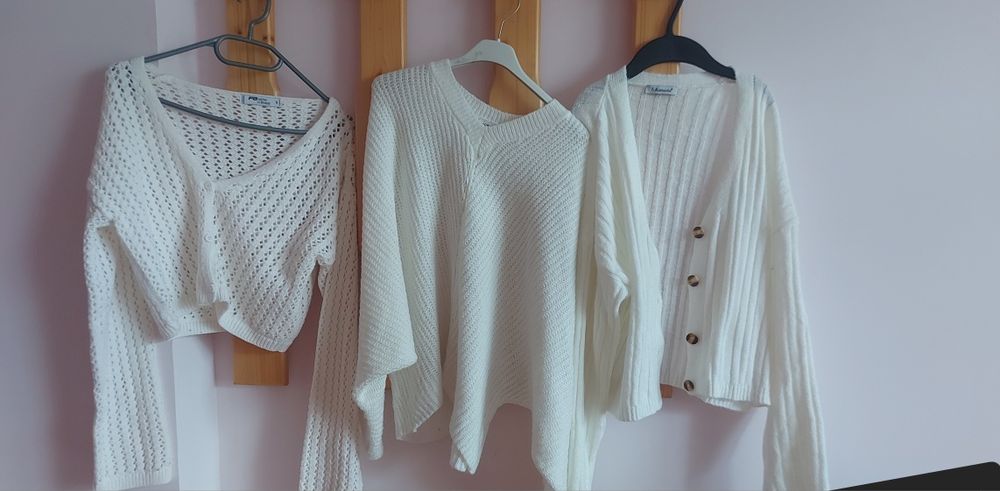 Бели много топли жилетки