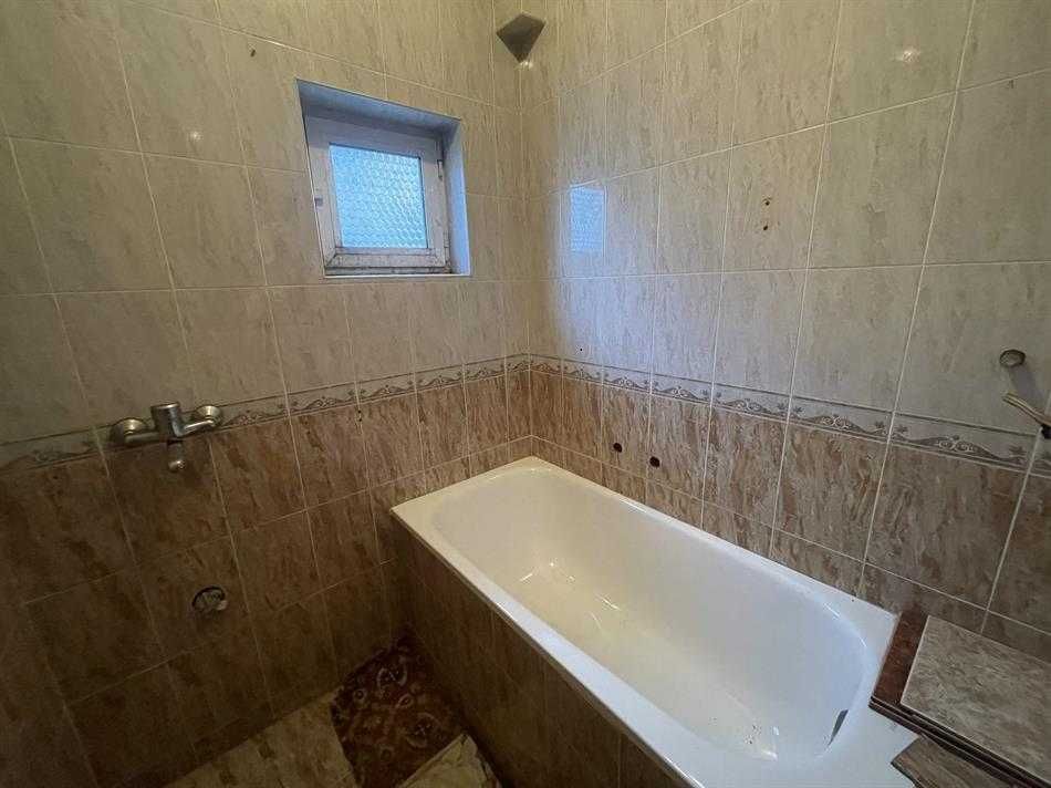 Продава се етаж от къща - кв. Голо бърдо