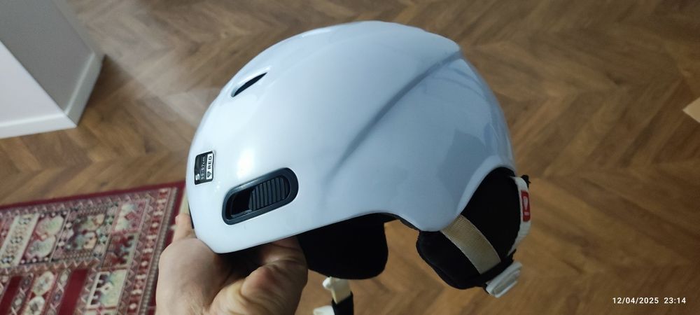 Шлем для коньков или горнолыжного спорта