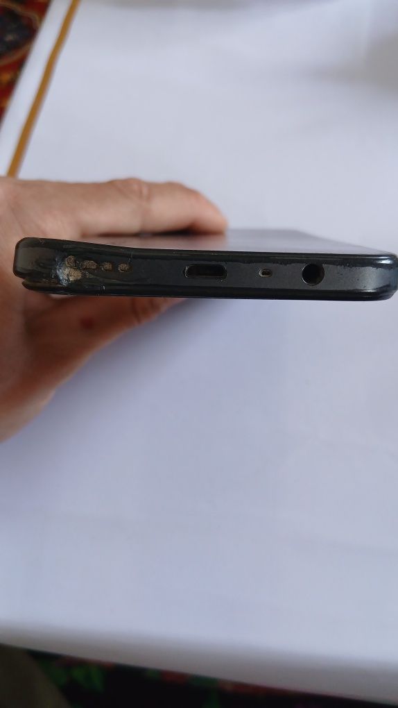 Telefonni ishlashi yaxshi faqat singan baxosi 200 ming