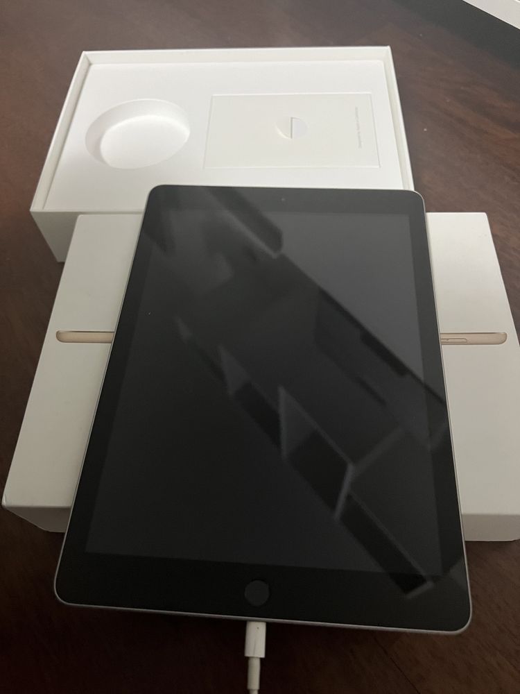 IPad ( 5th Generation) WI-FI + Cellular / Space Gray