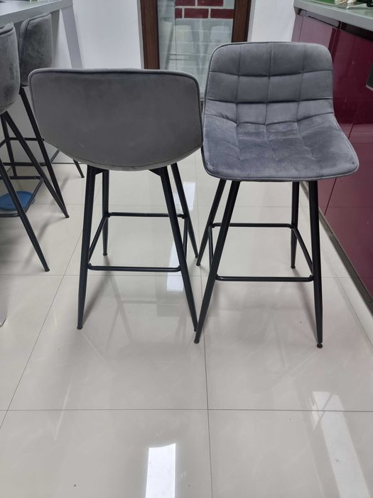 Insula de bucatarie/living