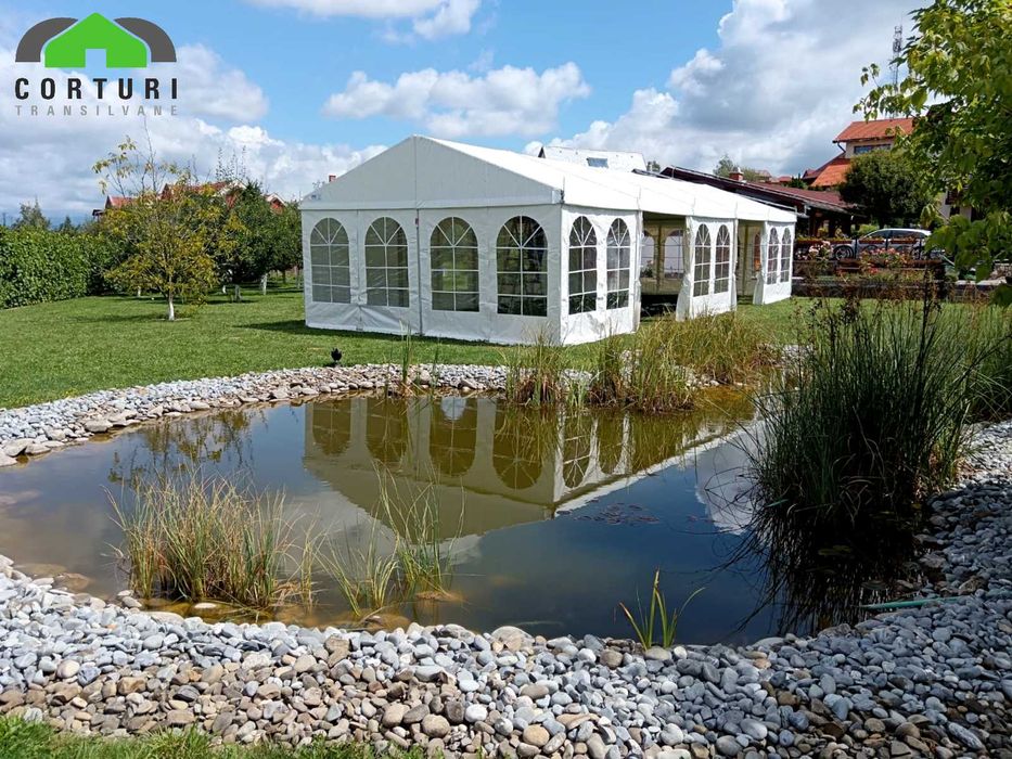 Cort eveniment, geamuri transparente, structura masivă
