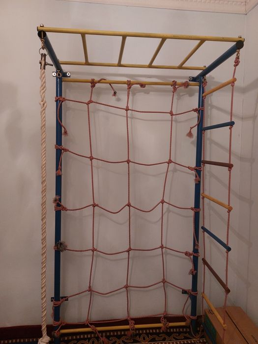 Турник , шведское стенько , кольцо , спортивный уголок.