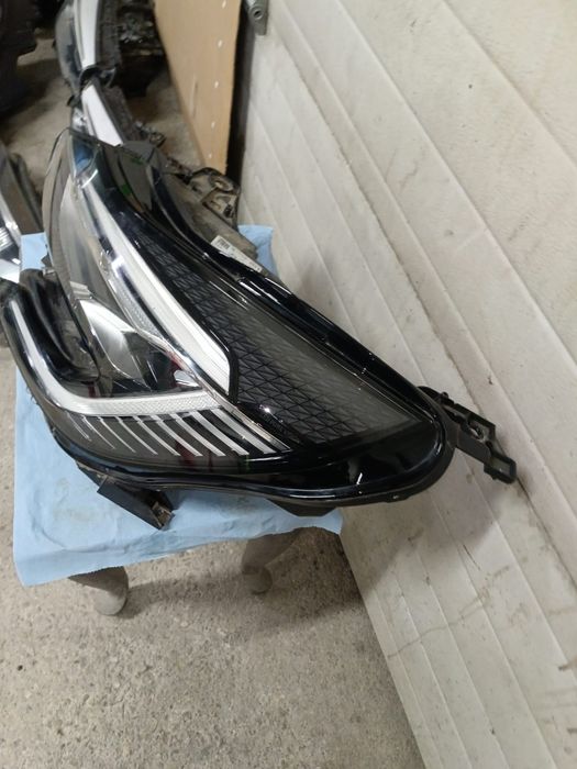 Vând far stânga Renault captur