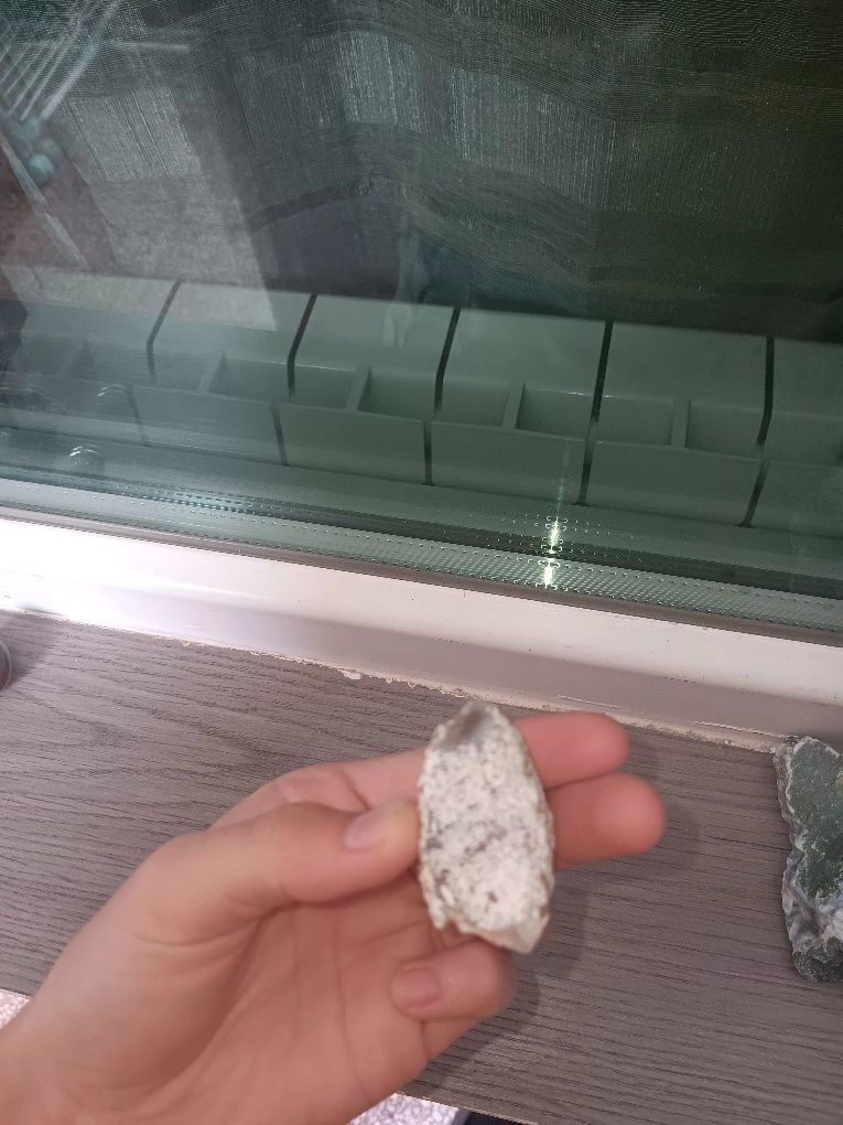 Бял Камък със оранжави дупки