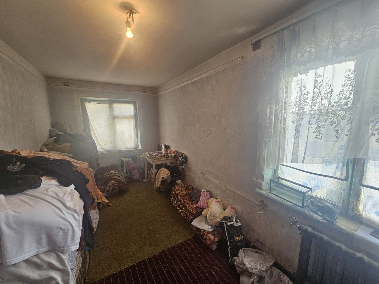 Шахар марказида,йул ёкасида 2 хона 4 этаж кв сотилади,ор:Горгаз,Саодат