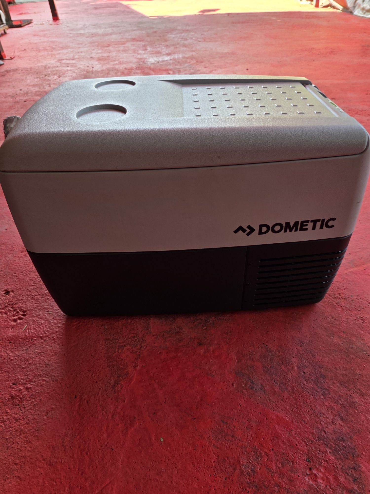 Lada Dometic la 12v si 24 cu adaptor original 220v ca nouă 10 zile fol