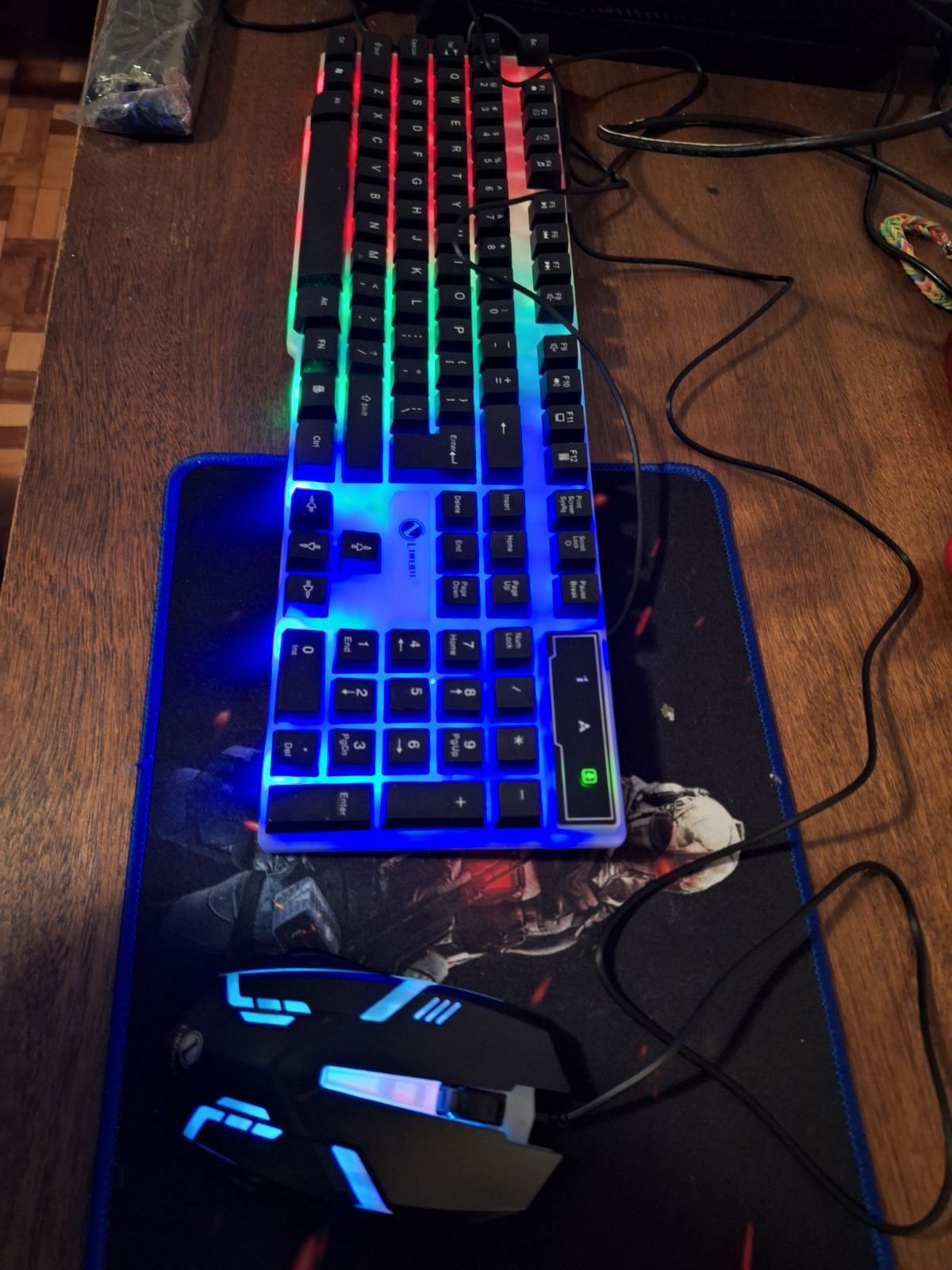 Клавиатурата и мишка светещи