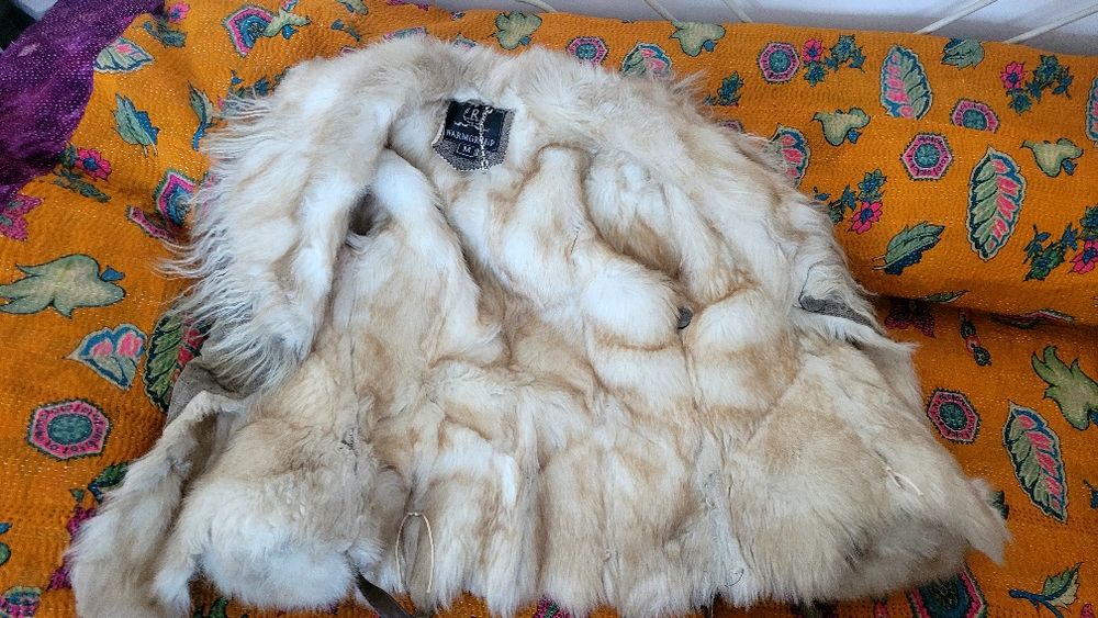 Haină din piele și blană ecologică.