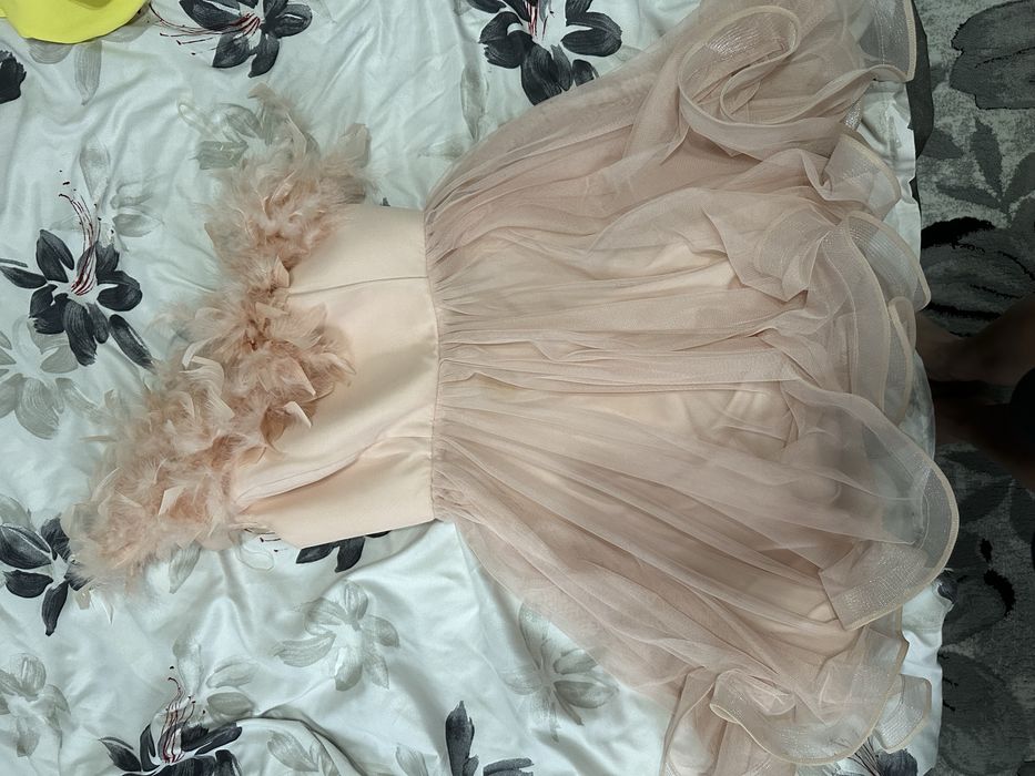 Vand rochie marimea 40,impecabila,pe un umar
