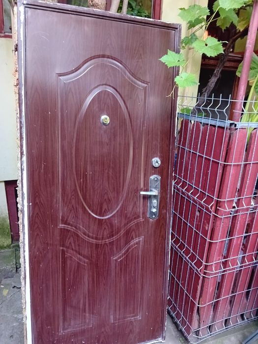 Ușa metalică de vânzare