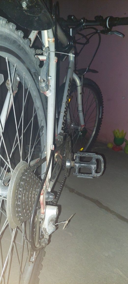 Vând bicicleta  mongose de oraș/strada