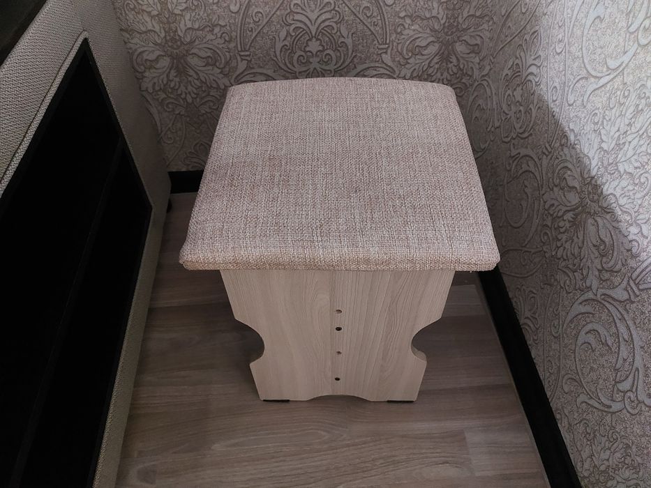 Стул и 4 табуретки с ковриками