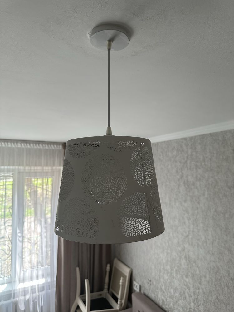 Продам белую люстру