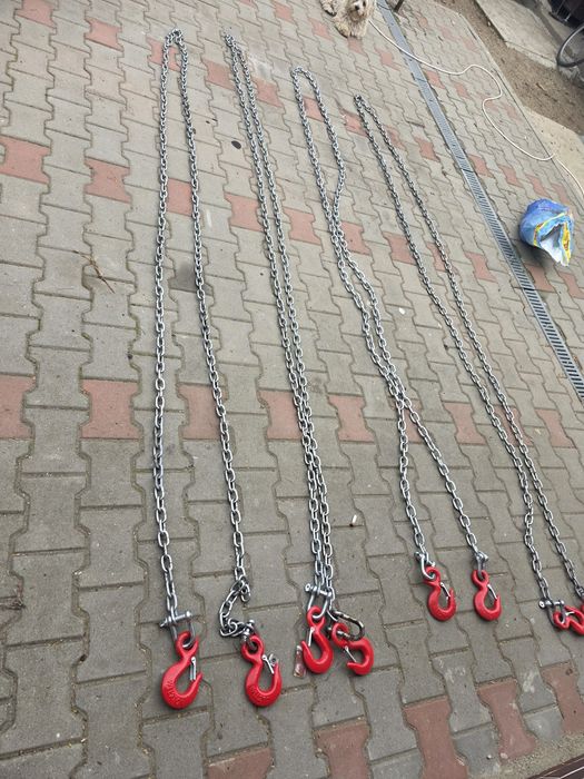 Lanțuri ridicare macara cu cârlige.