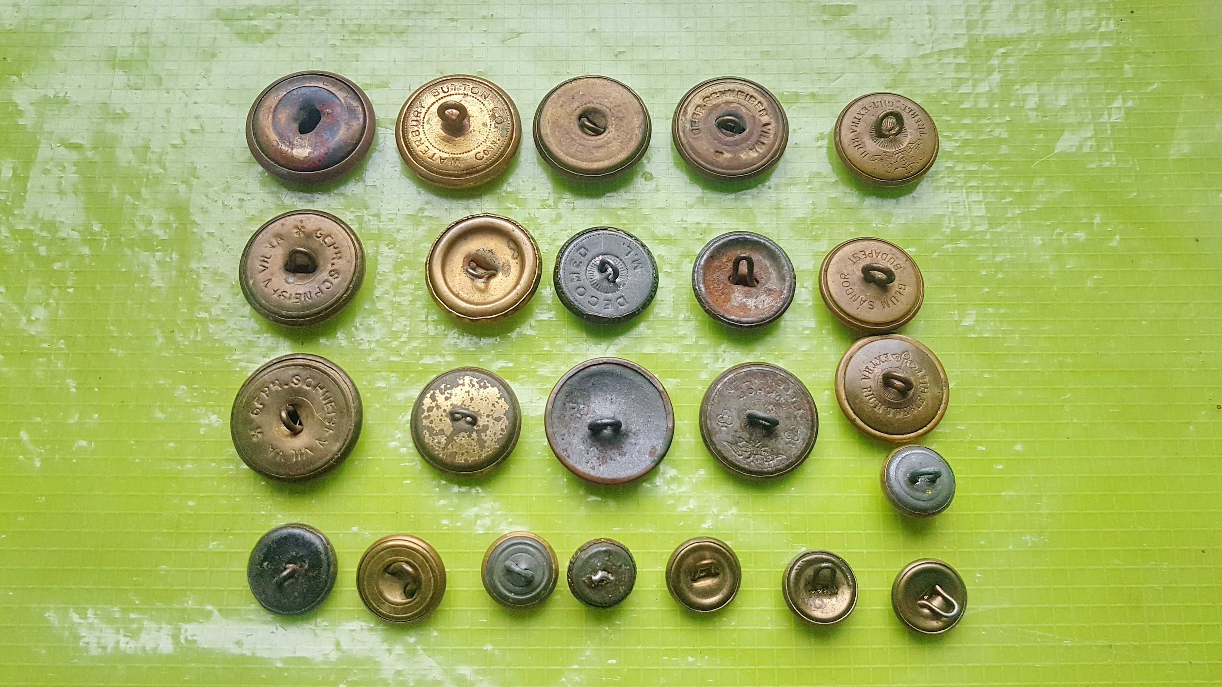 F822-Lot 23 nasturi militari inainte razboi alama diverse state/ arme.