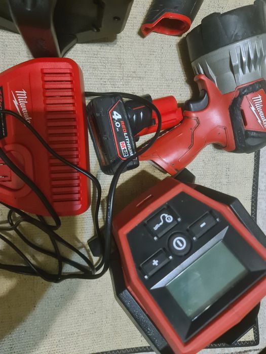 Milwaukee M12, lanternă, proiector și compresor