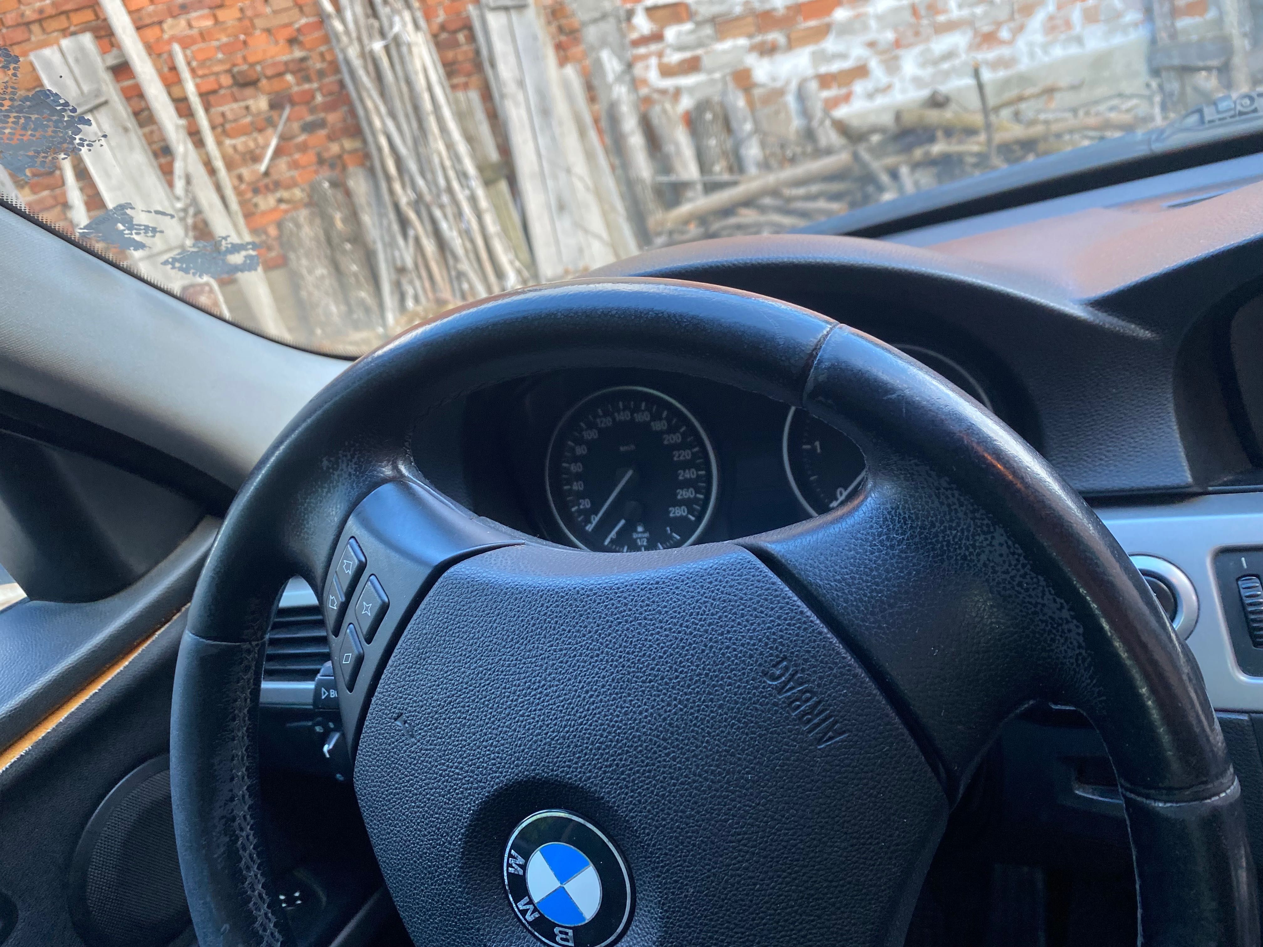 BMW E90 3та серия автомобил