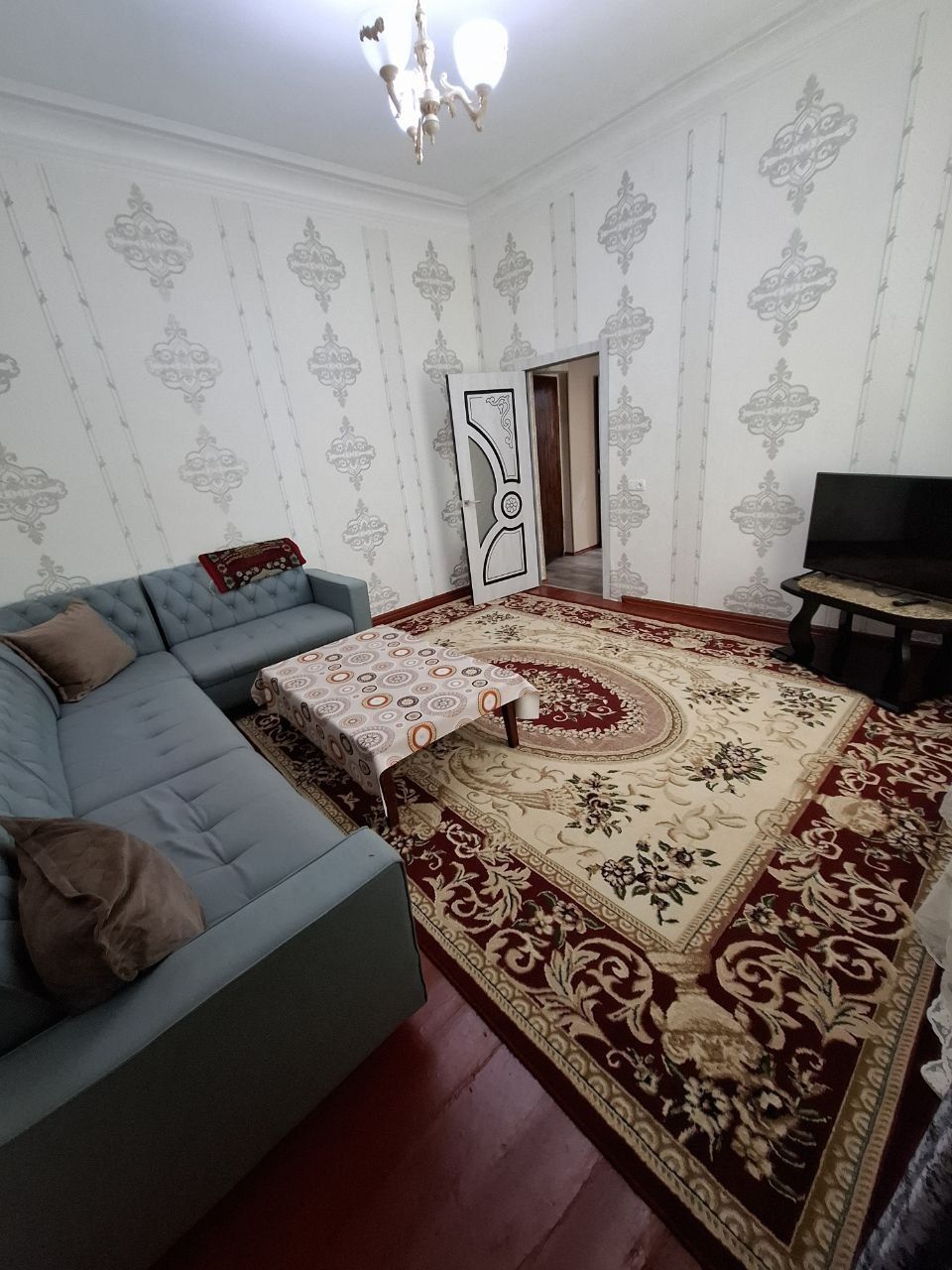 1 комнатная с мебелью и техникой в центре Чирчика