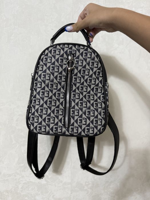 Стильный мини рюкзак с геометрическим принтом