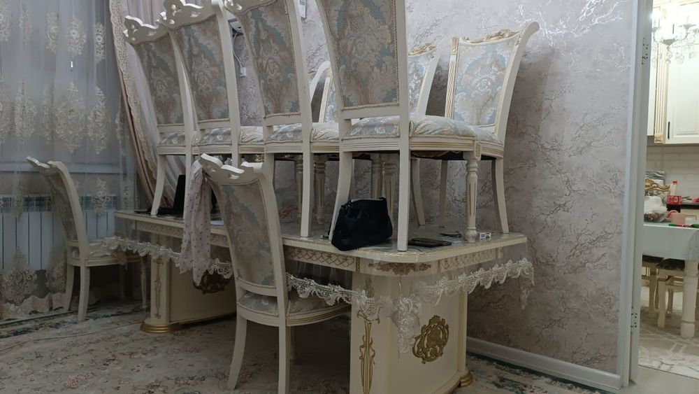 Стол и стулья для зала