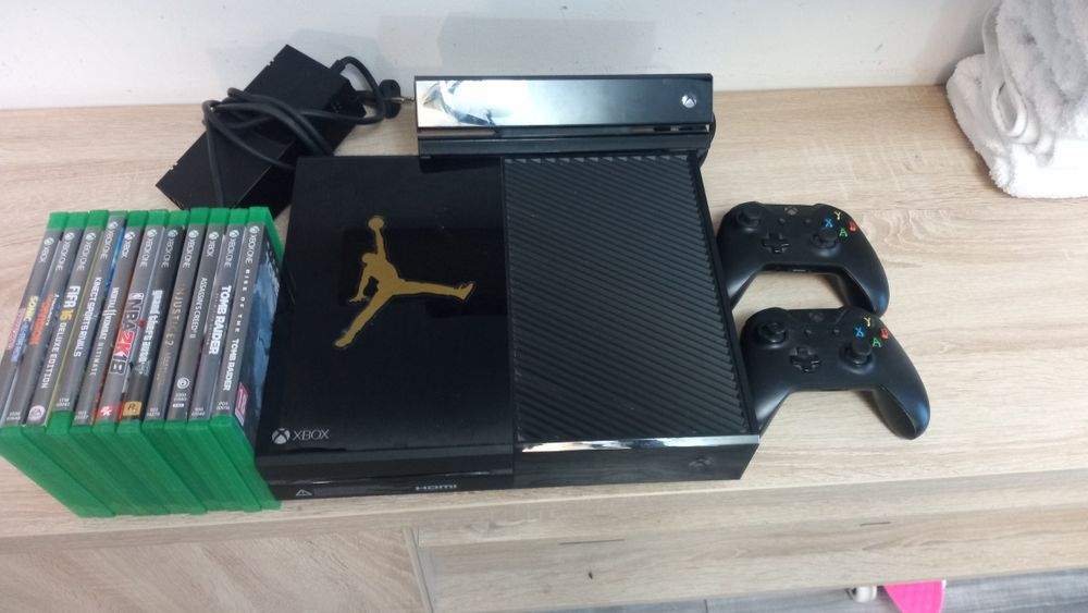 Vând Xbox cu 2 controlere și kinect