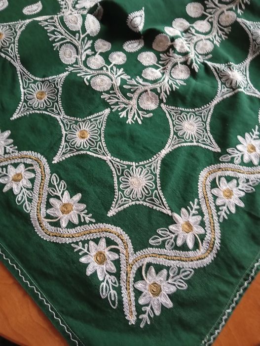 Покривка с бродерия