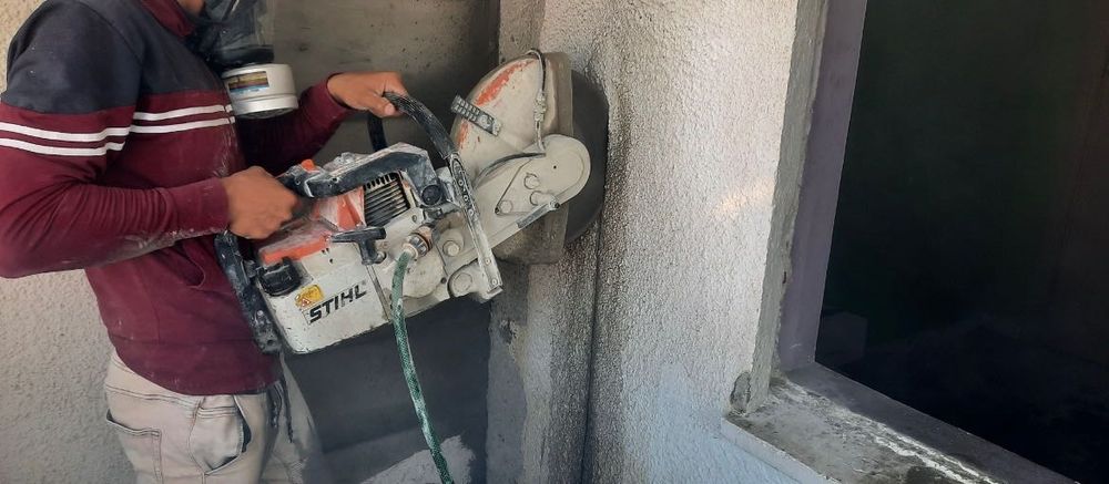 Executam demolari profesionale si rapide,taieri beton,decupaje,gresie.