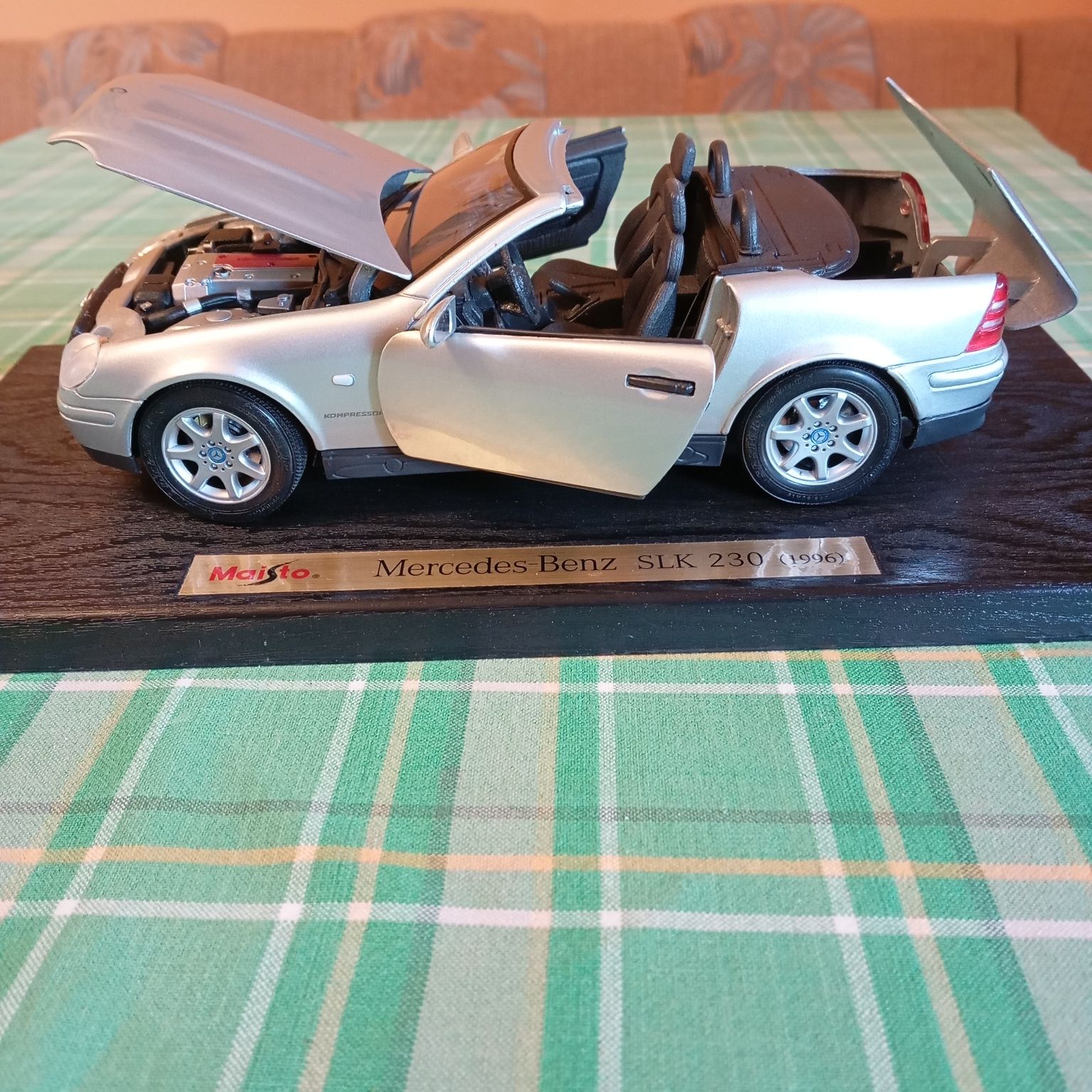 Метална кола мащаб 1 : 18