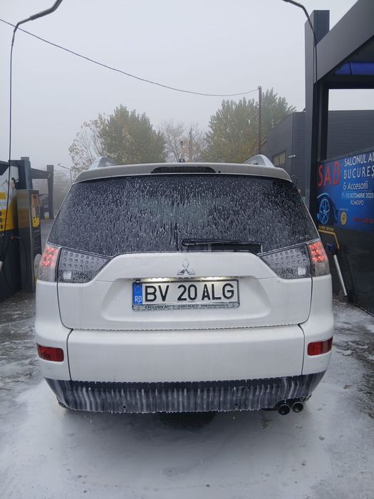 Mitsubishi Outlander 2 , An fab 2010 , 4 x4 ,7 Locurii