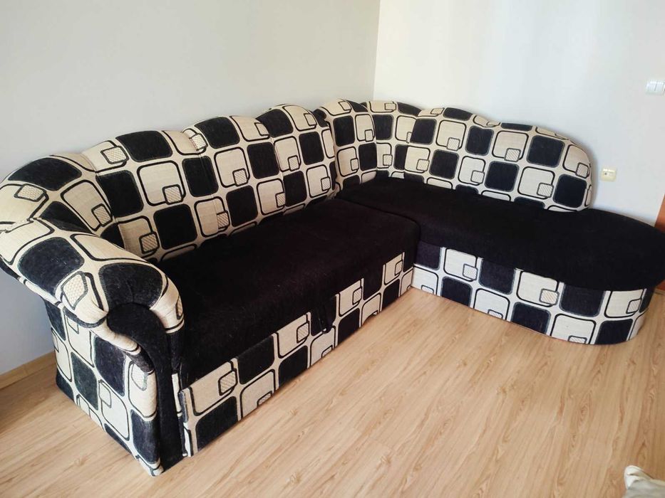 Разтегателен ъглов диван.
