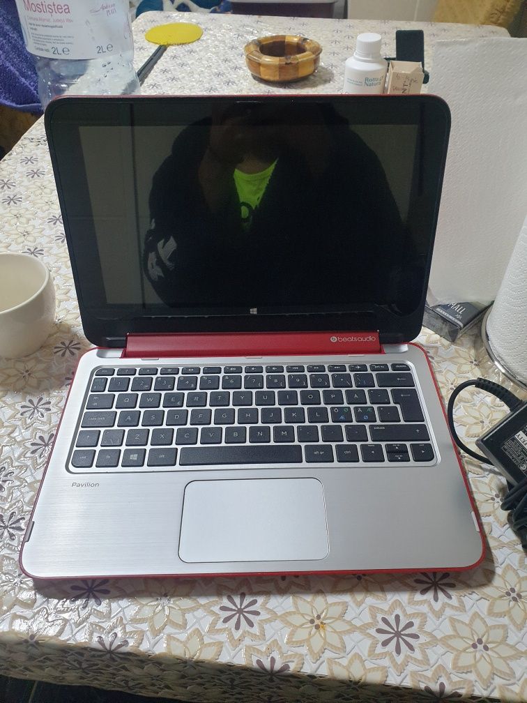 Vand laptop HP rosu