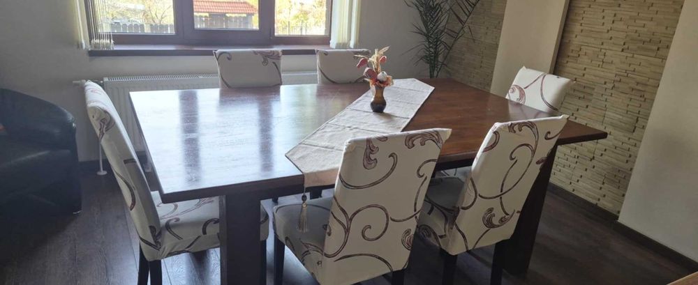 масивна маса от бук, 10 бр. дървени столове с тапицерия.