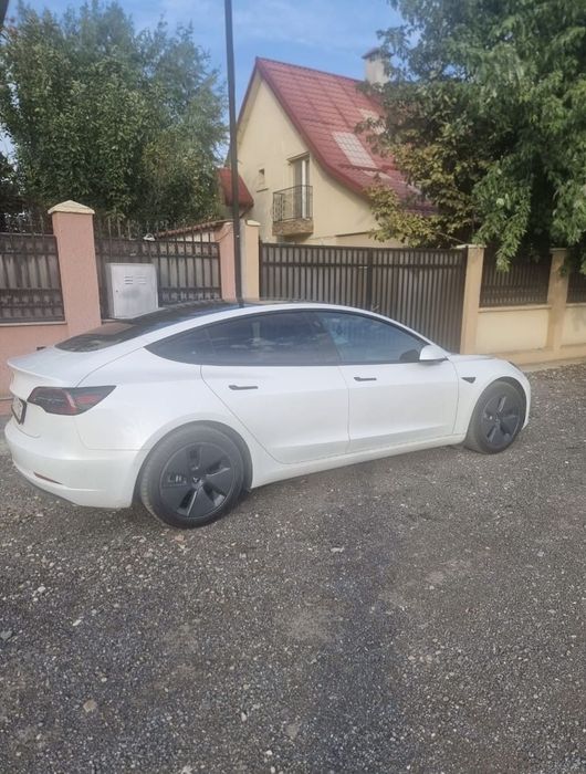 Tesla Model 3 masina este in stare impecabila, nu are nicio dauna.