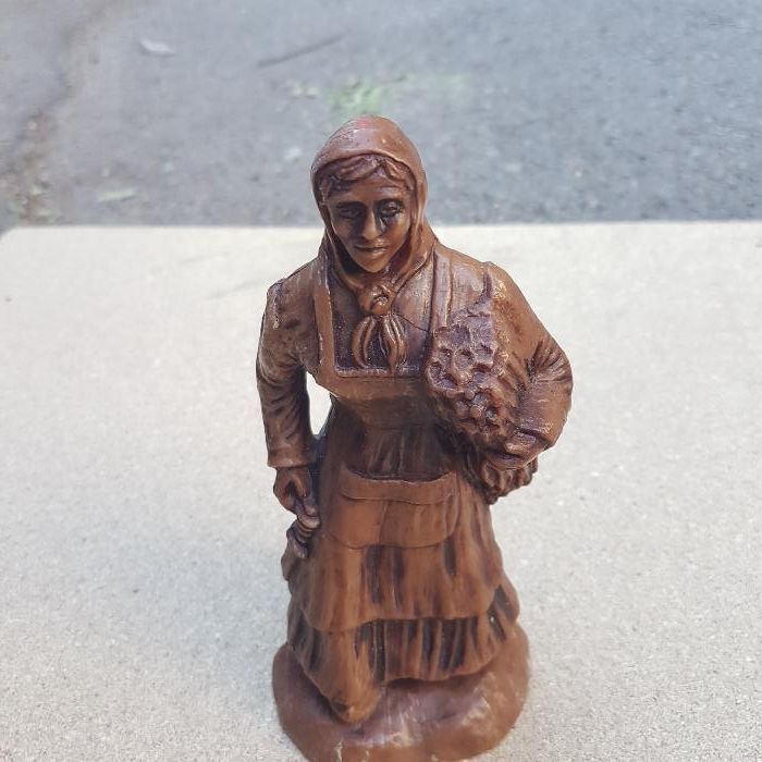 Statuie femeie artizanat
