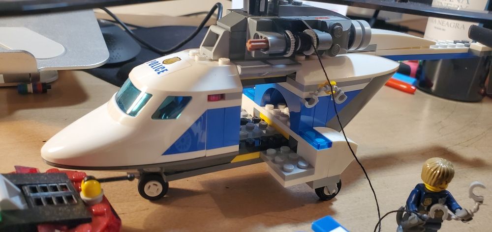 Lego CITY 60138 masina politie + masina hoț + elicopter politie