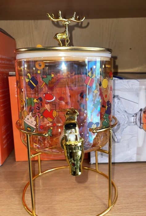 Стъклен диспенсър за напитки 2.6 L с коледен дизайн и златиста стойка.