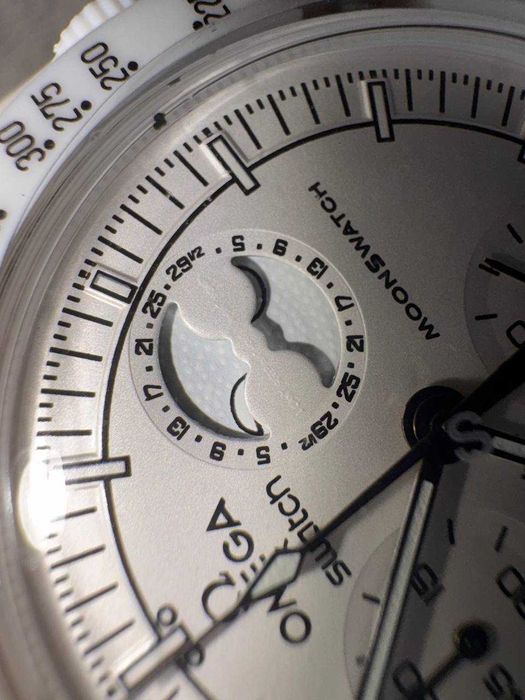 Swatch x Omega MoonSwatch "Snoopy"