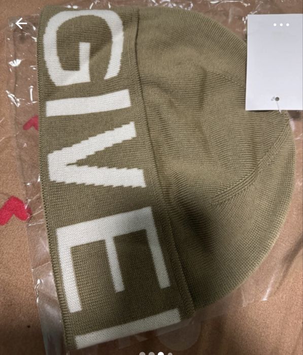 Caciula noua Givenchy