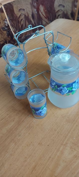 Продаётся  набор графин  и стаканы на подставке.