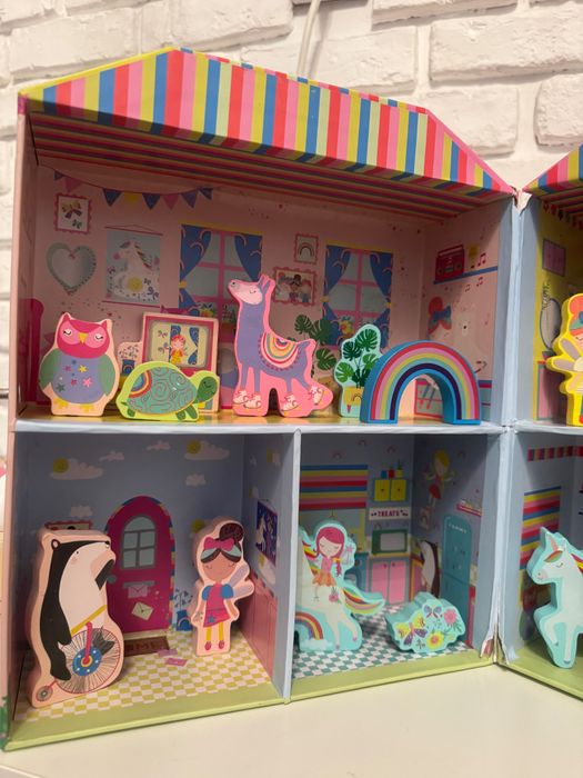 Кутия тип къщичка за игра с дървени фигурки, феи, дъги, еднорози.