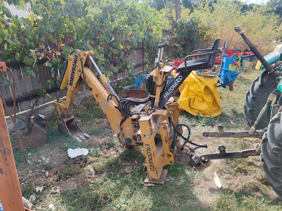 Retroexcavator ,brat tractor