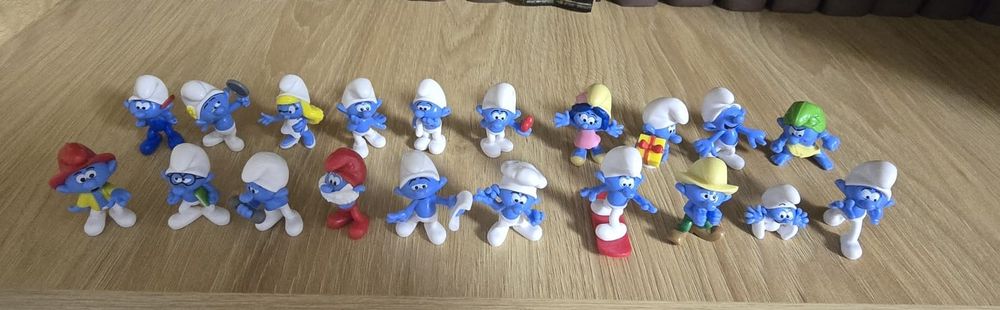 Vând un set de 20 strumfi