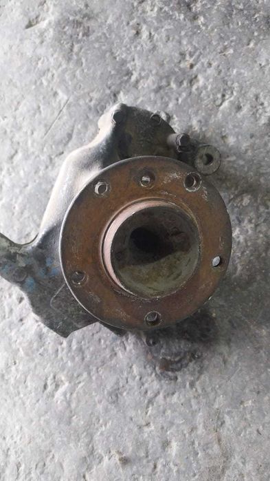 Передняя левая цапфа от BMW e39 выпуск 1996 по 2002