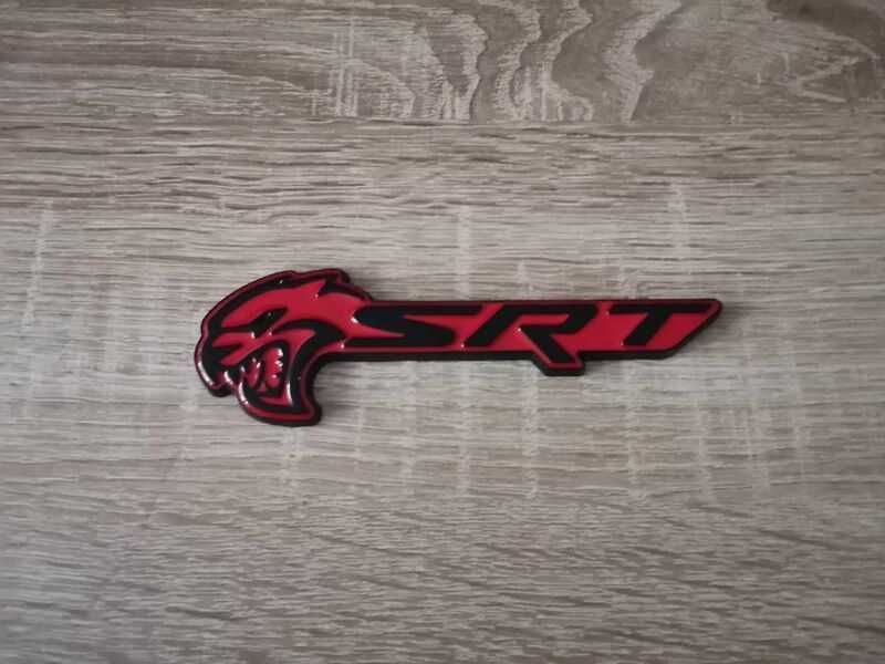 SRT Hellcat черно с червено емблема лява